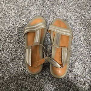 Gentle Souls Gladiator Sandal T Strap Cushioned  Olive Green Silver 10 EUC